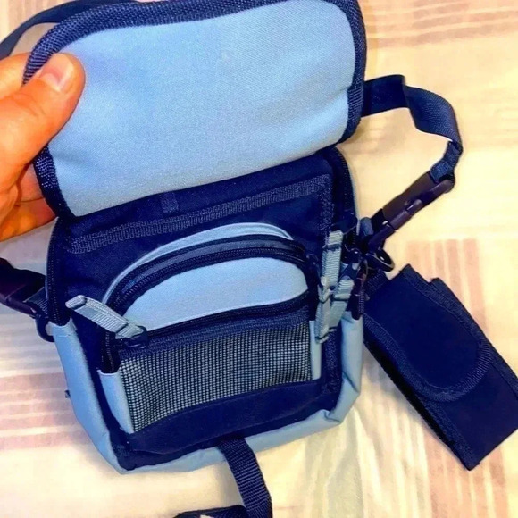 🌺Roots 🌺 Athletic blue Color Crossbody bag with many many pockets inside 🌺 - Picture 3 of 9